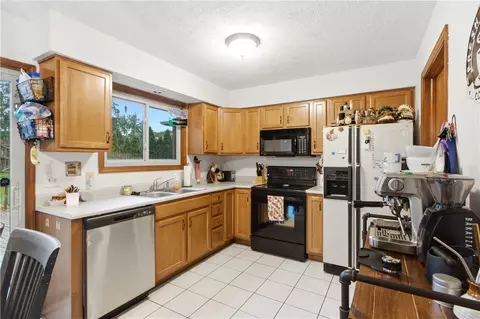 Kitchen - 1440 Southlyn Dr, Kettering, OH 45409 photo 3 of 5