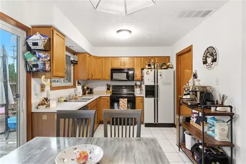 Kitchen - 1440 Southlyn Dr, Kettering, OH 45409 photo 2 of 5