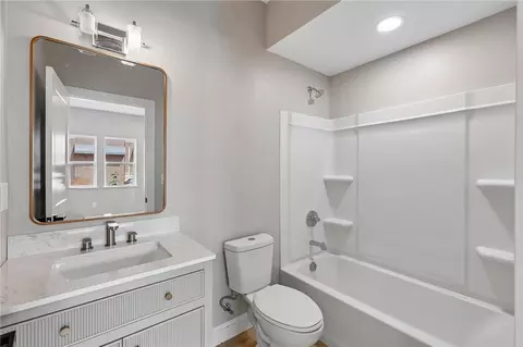 Bath - 3908 Edwards #B, Cincinnati, OH 45209 photo 6 of 6