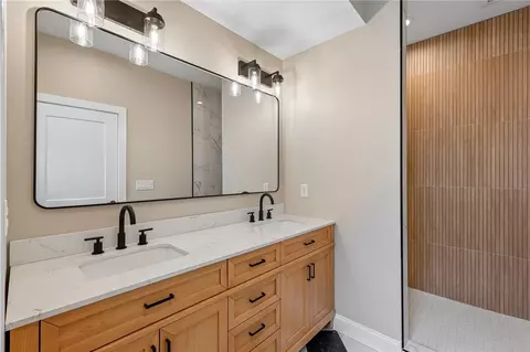 Bath - 3908 Edwards #B, Cincinnati, OH 45209 photo 1 of 6