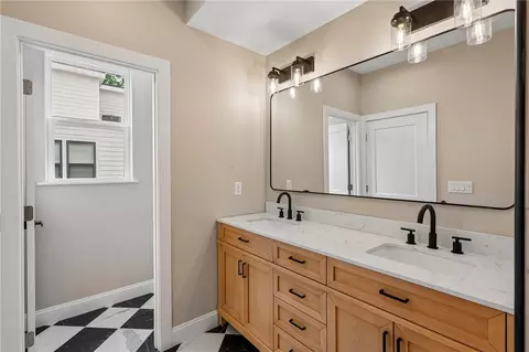 Bath - 3908 Edwards #B, Cincinnati, OH 45209 photo 4 of 6