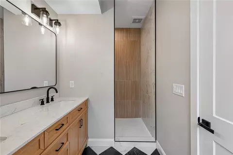 Bath - 3908 Edwards #B, Cincinnati, OH 45209 photo 3 of 6