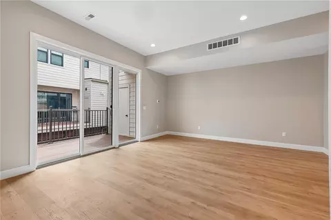 Living - 3908 Edwards #B, Cincinnati, OH 45209 photo 8 of 11