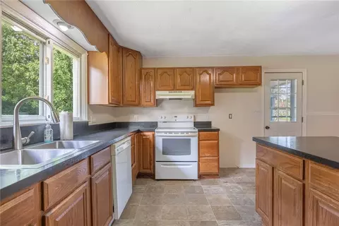 Kitchen - 1895 Ryan Rd, Springboro, OH 45066 photo 4 of 4