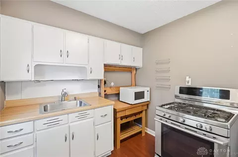 Kitchen - 1027 N Burnett Rd, Springfield, OH 45503 photo 2 of 3