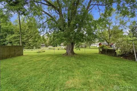 Exterior - 1027 N Burnett Rd, Springfield, OH 45503 photo 3 of 5