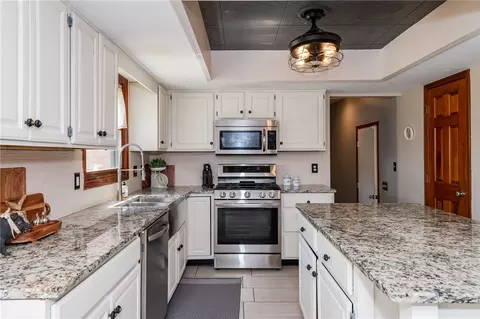 Kitchen - 164 Deer Trail Dr, Springboro, OH 45066 photo 3 of 5