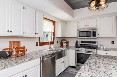 Kitchen - 164 Deer Trail Dr, Springboro, OH 45066 photo 2 of 5