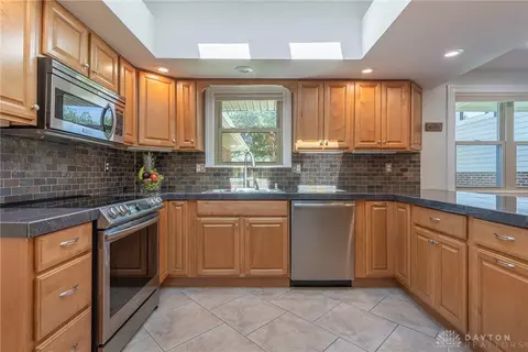 Kitchen - 974 Hyde Park Dr, Centerville, OH 45429 photo 4 of 6