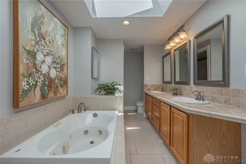 Bath - 974 Hyde Park Dr, Centerville, OH 45429 photo 2 of 5