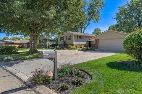 Exterior - 974 Hyde Park Dr, Centerville, OH 45429 photo 5 of 11