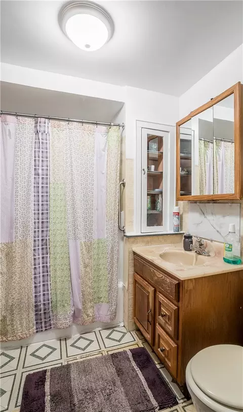 Bath - 1705 Hillside Ave, Springfield, OH 45503 photo 1 of 1