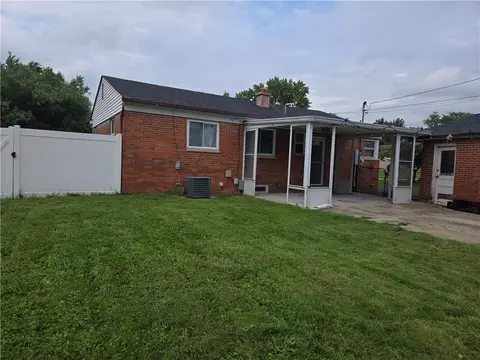 Exterior - 2404 Danube Ct, Kettering, OH 45420 photo 10 of 11