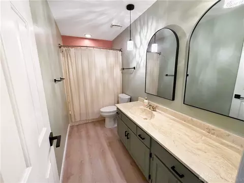 Bath - 1219 Chevington Ct, Centerville, OH 45459 photo 3 of 4