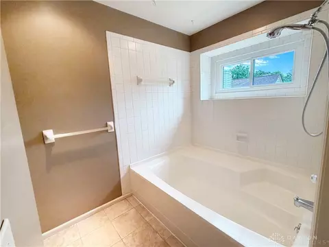 Bath - 1219 Chevington Ct, Centerville, OH 45459 photo 2 of 4
