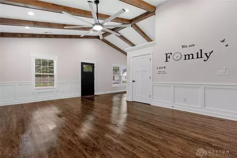 Living - 2113 Wayne Ave, Middletown, OH 45044 photo 2 of 3