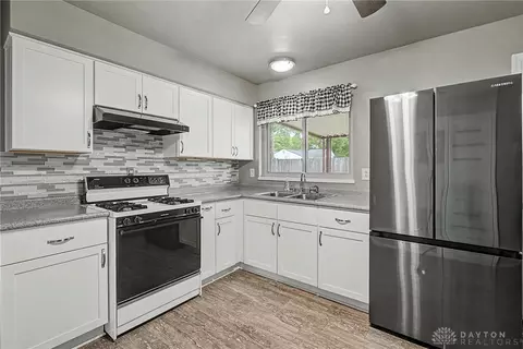 Kitchen - 643 Mossoak Dr, Kettering, OH 45429 photo 2 of 3