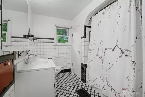 Bath - 1820 Pembrook Rd, Springfield, OH 45504 photo 3 of 7