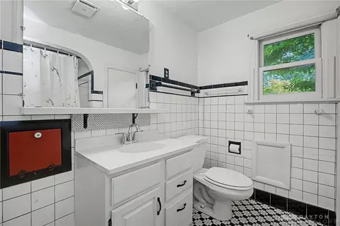Bath - 1820 Pembrook Rd, Springfield, OH 45504 photo 4 of 7