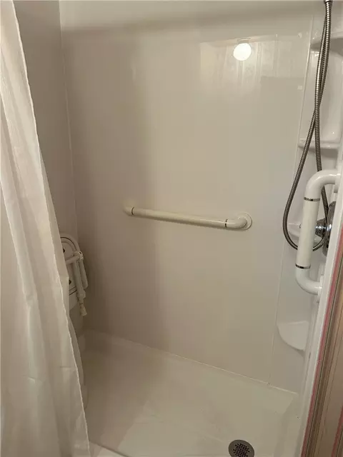 Bath - 48 Beech Dr, Springfield, OH 45502 photo 3 of 7