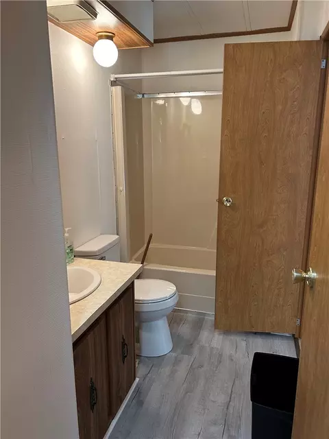 Bath - 48 Beech Dr, Springfield, OH 45502 photo 5 of 7