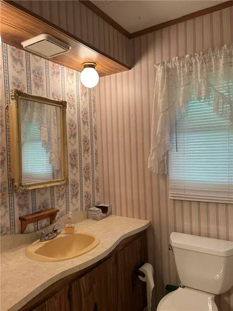Bath - 48 Beech Dr, Springfield, OH 45502 photo 2 of 7