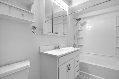 Bath - 1032 Hyde Park Dr, Centerville, OH 45429 photo 5 of 6