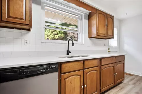 Kitchen - 1032 Hyde Park Dr, Centerville, OH 45429 photo 2 of 3