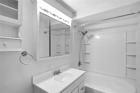 Bath - 1032 Hyde Park Dr, Centerville, OH 45429 photo 6 of 6