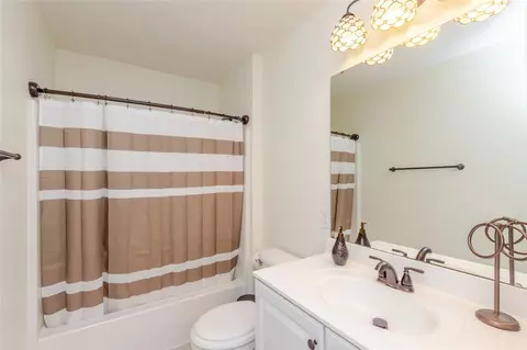 Bath - 1663 Olde Haley Dr, Centerville, OH 45458 photo 5 of 6