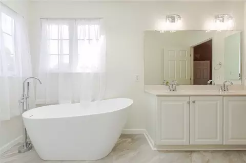 Bath - 1663 Olde Haley Dr, Centerville, OH 45458 photo 3 of 6