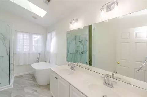 Bath - 1663 Olde Haley Dr, Centerville, OH 45458 photo 2 of 6