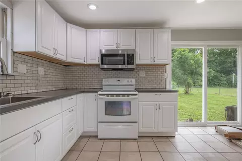 Kitchen - 3382 Valley Wood Dr, Dayton, OH 45429 photo 2 of 3
