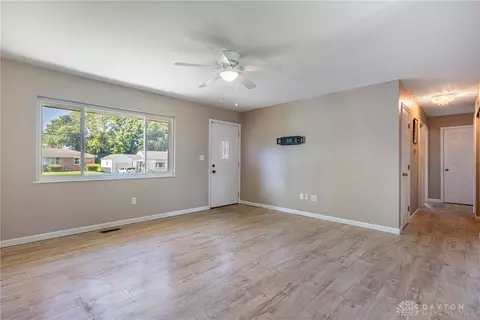 Living - 445 E 4th St, Franklin, OH 45005 photo 2 of 4