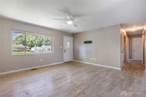 Living - 445 E 4th St, Franklin, OH 45005 photo 3 of 4