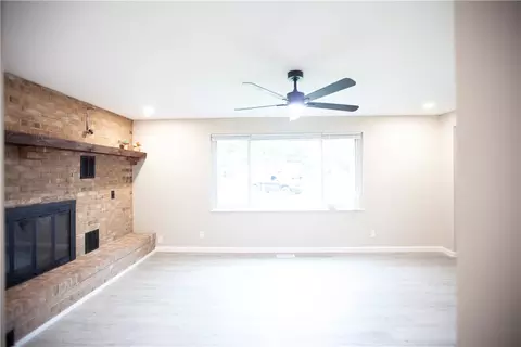 Living - 6 Danzig Ln, Fairborn, OH 45324 photo 2 of 5