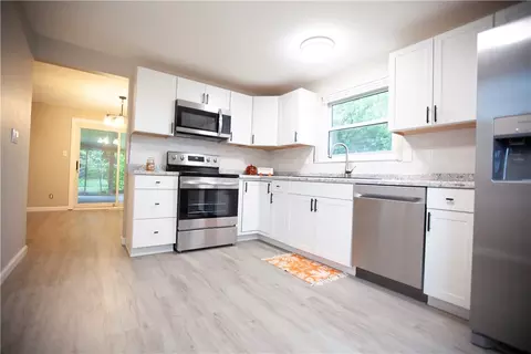 Kitchen - 6 Danzig Ln, Fairborn, OH 45324 photo 2 of 4