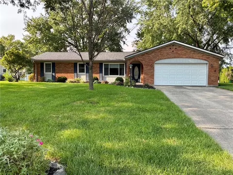 365 Woodlawn Dr, Tipp City, OH 45371