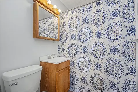 Bath - 287 Travis Dr, Riverside, OH 45431 photo 1 of 2