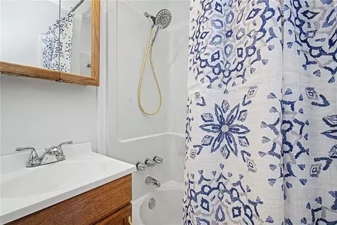 Bath - 287 Travis Dr, Riverside, OH 45431 photo 2 of 2