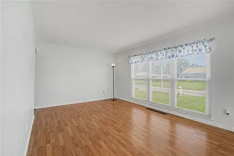 Living - 287 Travis Dr, Riverside, OH 45431 photo 2 of 3