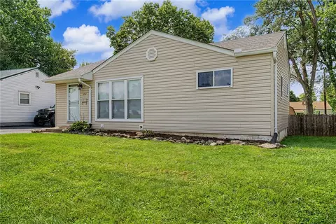 Exterior - 287 Travis Dr, Riverside, OH 45431 photo 2 of 10