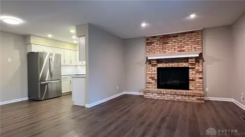 Living - 1008 Old Stone Ct, Centerville, OH 45459 photo 3 of 4
