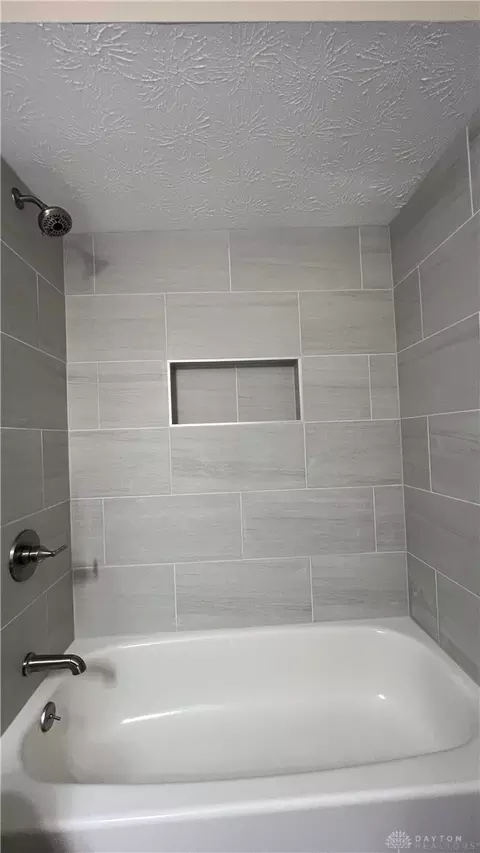 Bath - 1008 Old Stone Ct, Centerville, OH 45459 photo 2 of 4
