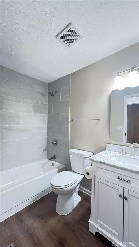 Bath - 1008 Old Stone Ct, Centerville, OH 45459 photo 3 of 4