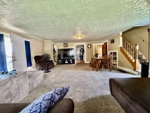 Living - 3335 E High St, Springfield, OH 45505 photo 5 of 6