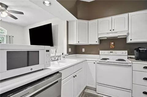 Kitchen - 1157 Timbertrail Ct, Centerville, OH 45458 photo 4 of 5