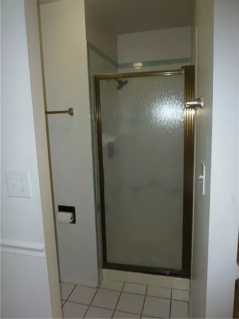 Bath - 75 Benzell Dr, Centerville, OH 45458 photo 3 of 4