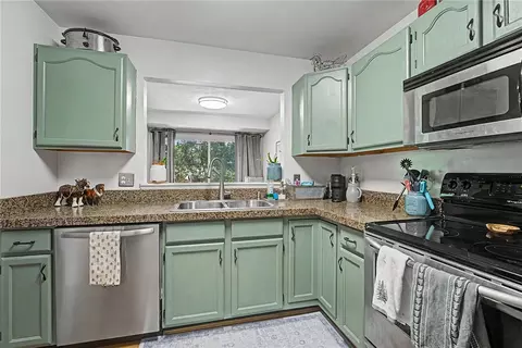Kitchen - 774 Stoneharbor Ln, Maineville, OH 45039 photo 3 of 3