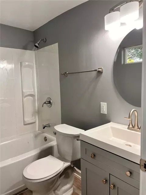 Bath - 1015 Hillcrest Ave, Springfield, OH 45504 photo 5 of 7
